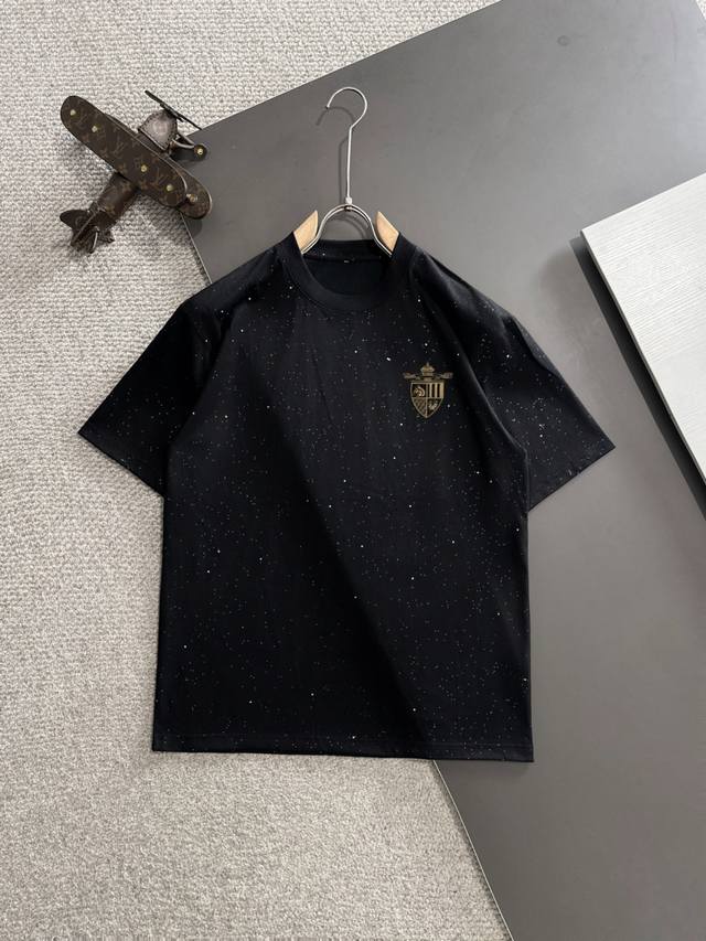 隔天出货 芬迪 2025春夏新款 顶级品质 区别通货 重磅推出260克双纱纯棉面料短袖 早春走秀款 个性独家款式 男女同款 采用进口定制定染面料 后领锁链底全包