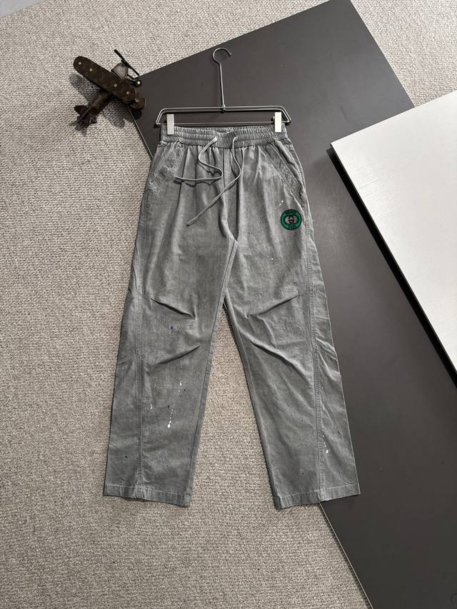 隔天出货 Gucci 2025春夏新款松紧带休闲裤，薄款专柜定制面料 透气舒适度高，细节无可挑剔，品牌元素设计理念，体现高品质。手感细腻柔软！呈现休闲裁剪，上身