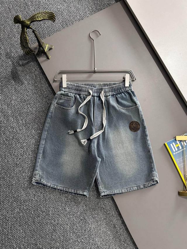 Lv2025夏季新品牛仔裤牛仔短裤，采用进口客供日本Denim平纹棉质牛仔面料梭织生产，三标齐全，顶尖的石磨水洗工艺让质感达到80年代的老味，柔软细腻舒适透气，