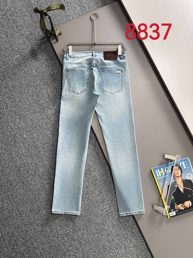 迪奥2025夏季修身牛仔裤长裤，采用进口客供日本Denim平纹棉质牛仔面料梭织生产，三标齐全，简约不失大气，柔软细腻舒适，上身百搭时尚8837 码数：28-38