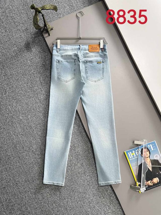 Lv2025夏季修身牛仔裤长裤，采用进口客供日本Denim平纹棉质牛仔面料梭织生产，三标齐全，简约不失大气，柔软细腻舒适，上身百搭时尚8835 码数：28-38