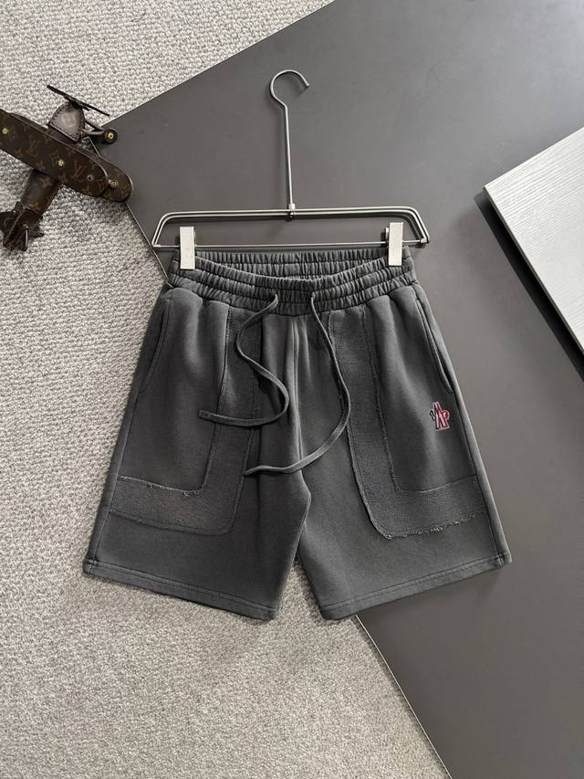 隔天出货 高品质 Moncler 蒙口 2025春夏新款松紧带休闲净色宽松短裤，裤脚下摆二本针锁边，针脚细密牢固，专柜定制面料 透气舒适度高，细节无可挑剔，品牌