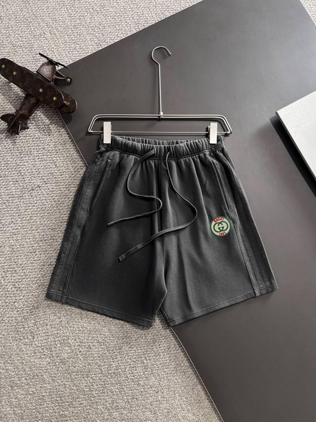 隔天出货 高品质 Gucci 古奇 2025春夏新款松紧带休闲净色宽松短裤，裤脚下摆二本针锁边，针脚细密牢固，专柜定制面料 透气舒适度高，细节无可挑剔，品牌元素