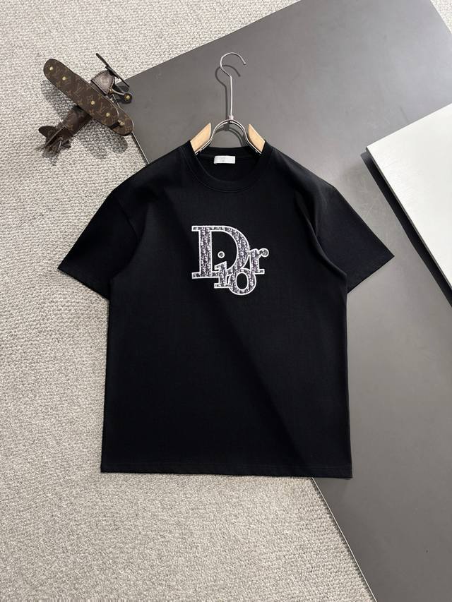 隔天出货 Dior 2025春夏新款 顶级品质 区别通货 重磅推出260克双纱纯棉面料短袖 早春走秀款 个性独家款式 男女同款 采用进口定制定染面料 后领锁链底