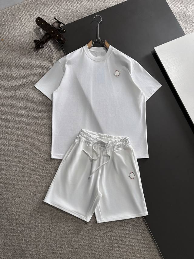 隔天出货 Moncler 蒙口 高端定制 2025春夏新款松紧带休闲重工水洗套装，蜡染牛肚吸汗透气，专柜定制面料 透气舒适度高，细节无可挑剔，品牌元素设计理念，
