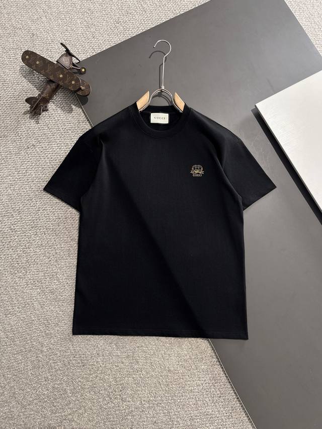 隔天出货 Gucci 2025春夏新款 顶级品质 区别通货 重磅推出260克双纱纯棉面料短袖 早春走秀款 个性独家款式 男女同款 采用进口定制定染面料 后领锁链