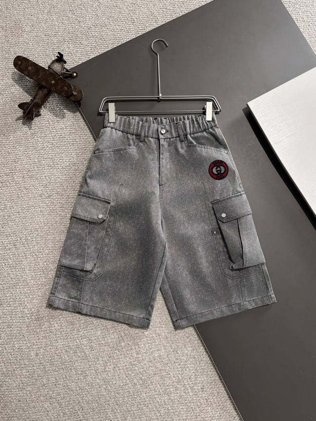 隔天出货 高端货 Gucci 2025春夏新款松紧带休闲短裤，专柜定制面料 透气舒适度高，细节无可挑剔，品牌元素设计理念，体现高品质。手感细腻柔软！呈现休闲裁剪