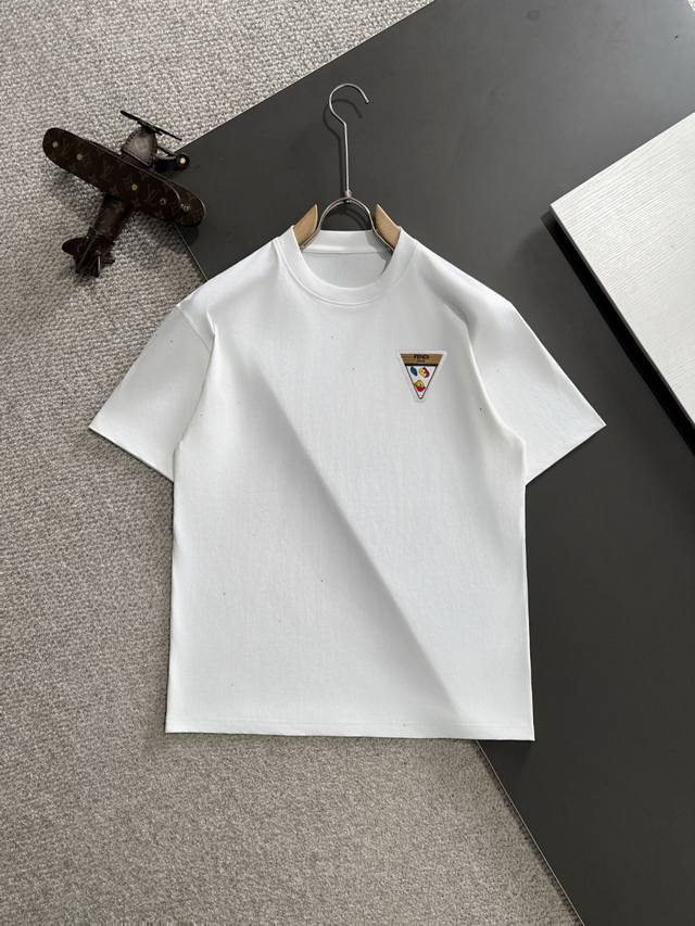 隔天出货 Fendi 2025早春新款 顶级品质 区别通货 重磅推出条纹面料短袖 早春走秀款 个性独家款式 男女同款 采用进口定制定染面料 后领锁链底全包肩 过