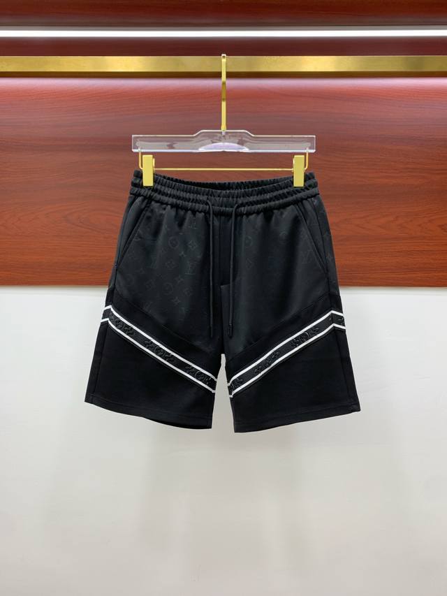 Lv 2025春夏新款男士休闲短裤 高端货简洁时尚大方 定制原版进口面料 简洁利落又清爽 品质做工细节经得起任何形式检验简约大方百搭款 上身优雅帅气，焕然一新的