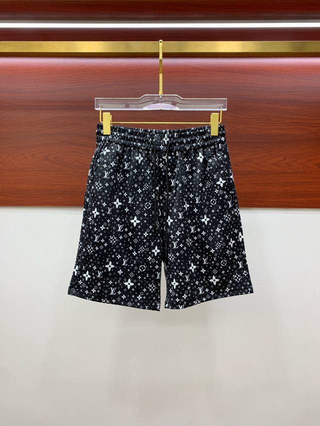 Lv 2025春夏新款男士休闲短裤 高端货简洁时尚大方 定制原版进口面料 简洁利落又清爽 品质做工细节经得起任何形式检验简约大方百搭款 上身优雅帅气，焕然一新的