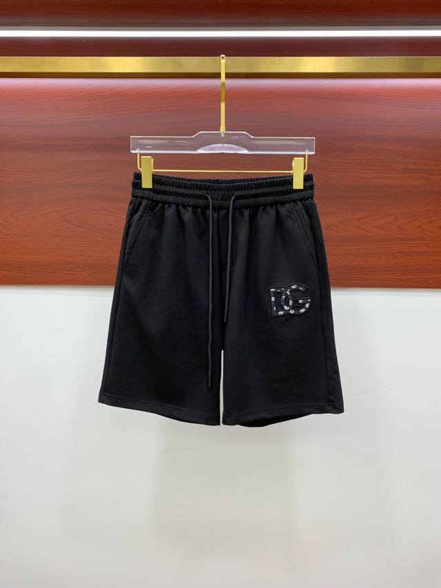Dg 2025春夏新款男士休闲短裤 高端货简洁时尚大方 定制原版进口面料 简洁利落又清爽 品质做工细节经得起任何形式检验简约大方百搭款 上身优雅帅气，焕然一新的