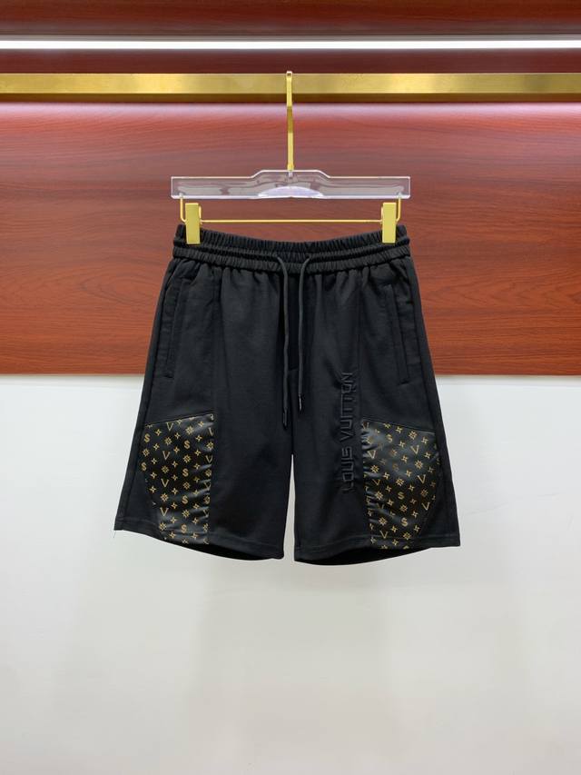 Lv 2025春夏新款男士休闲短裤 高端货简洁时尚大方 定制原版进口面料 简洁利落又清爽 品质做工细节经得起任何形式检验简约大方百搭款 上身优雅帅气，焕然一新的