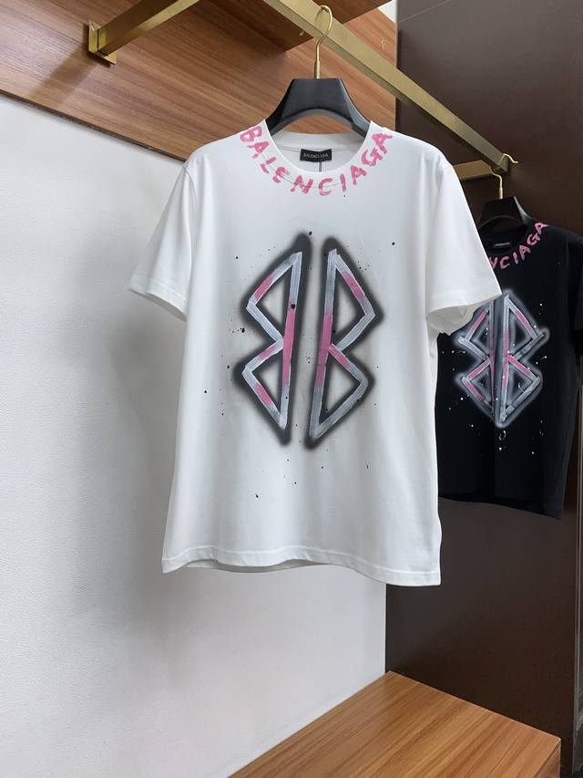 巴黎世家 Ss新工艺Logo纯棉质阔版圆领男士短袖T恤，新季新推手绘设计，塑就一系列充满复古风情的运动风单品。在这款百搭T恤上，带着一丝怀旧意蕴的图案低调呈现于