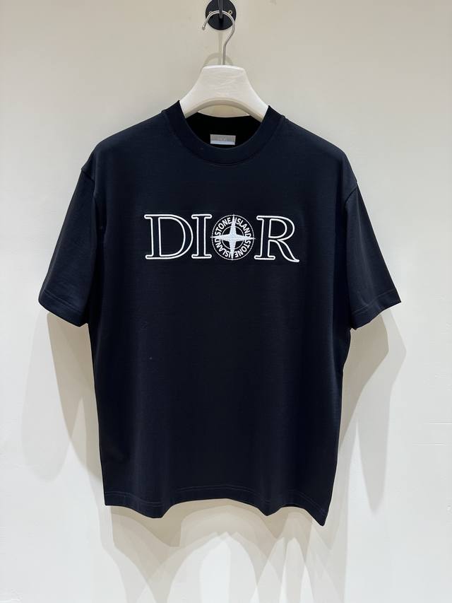 新品 Dr与岛联名标志性印花T恤、代工厂P出品。 春夏新品胸口并置Dr与岛两大品牌的经典Logo，采用热转印工艺和激光切割技术，保证印花边缘的光滑流顺。背面将岛