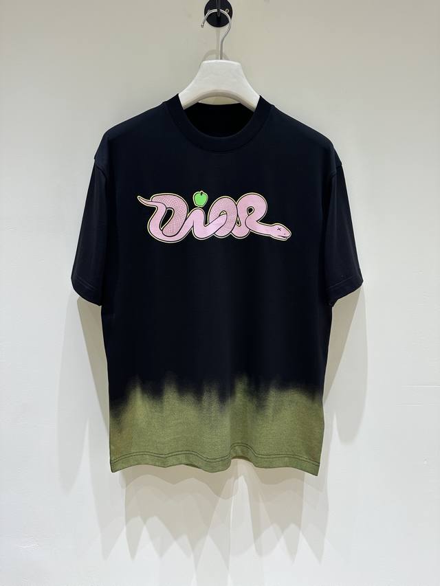 新品 Dr男士纯棉圆领短袖T恤，贸易公司渠道货，白金级品相，意大利原厂出品，25年春夏新品，欧洲区域限定系列！独家爆款售卖 衣身双侧采用工艺拼接，松弛有度，提升