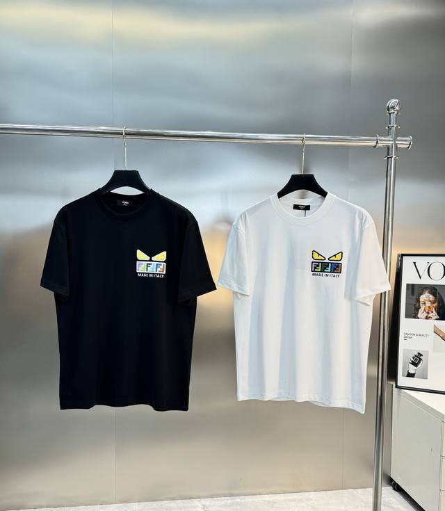 Fend*芬-迪25S春夏新款圆领短袖.宽松舒适版型.胸口极为经典小怪兽造型是整个造型的亮点.对于Fd的经典演绎.立体毛巾工艺.优质260G纯棉面料.舒适柔软！