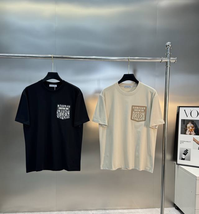 Dio*R迪奥25S新款圆领T恤.男女同款.采用230G纯棉面料.上身非常的舒服。质感区别于普通棉质面料..胸口部位皮口袋设计.经典Cd烫画交叉皮质立体设计.起