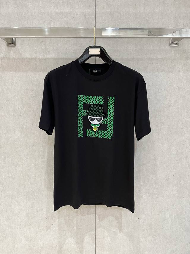 Fd* 25Ss春夏新款首发专柜最新款短袖圆领T恤 高端订制 设计前卫时尚！品牌Logo重工艺设计 高端定制230克面料.手感柔软.穿着舒适.专柜级别精致车线.