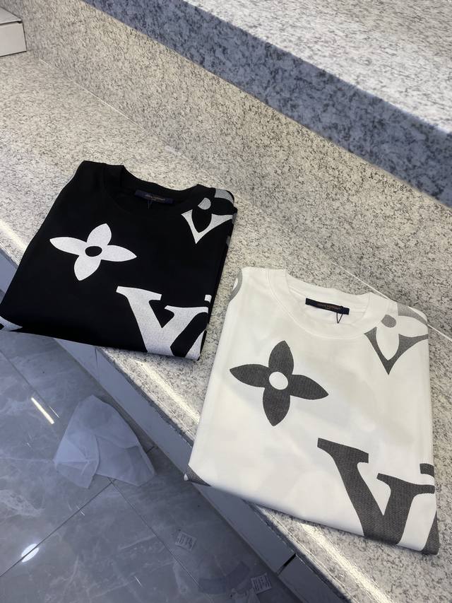 Ly驴牌25 Ss新品春夏首发专柜 最新款短袖圆领T恤高端订制 设计前卫时尚！品牌Logo重工艺设计高端定制欧棉180克面料手感柔软.穿着舒适.专柜级别精致车线