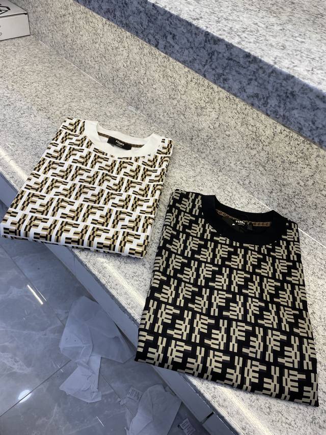Find芬迪25 Ss新品春夏首发专柜 最新款短袖圆领T恤高端订制 设计前卫时尚！品牌Logo重工艺设计高端定制欧棉180克面料手感柔软.穿着舒适.专柜级别精致
