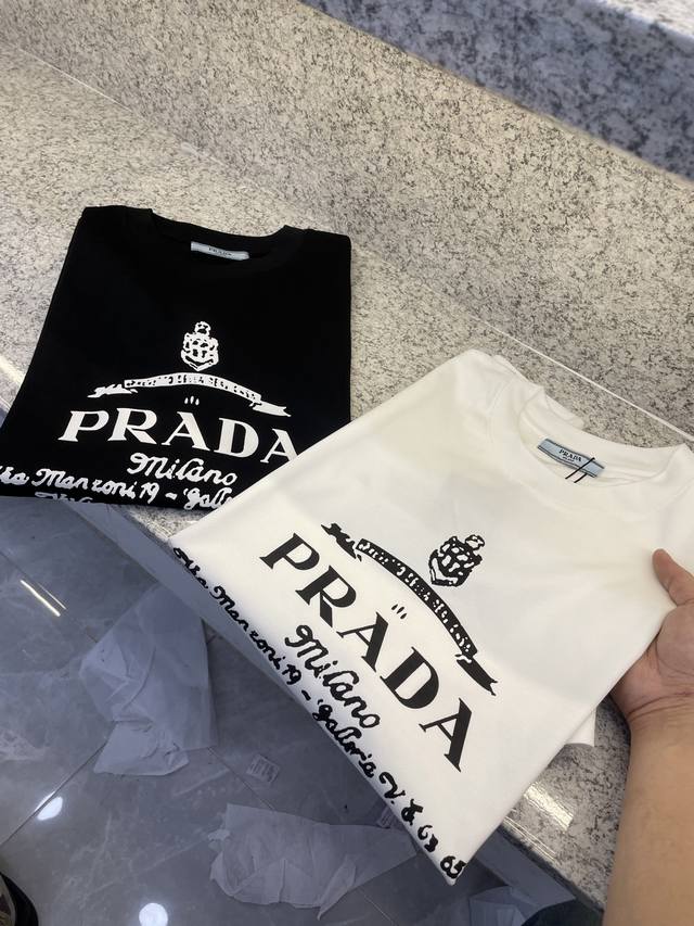 Prad普拉哒25 Ss新品春夏首发专柜 最新款短袖圆领T恤高端订制 设计前卫时尚！品牌Logo重工艺设计高端定制欧棉180克面料手感柔软.穿着舒适.专柜级别精