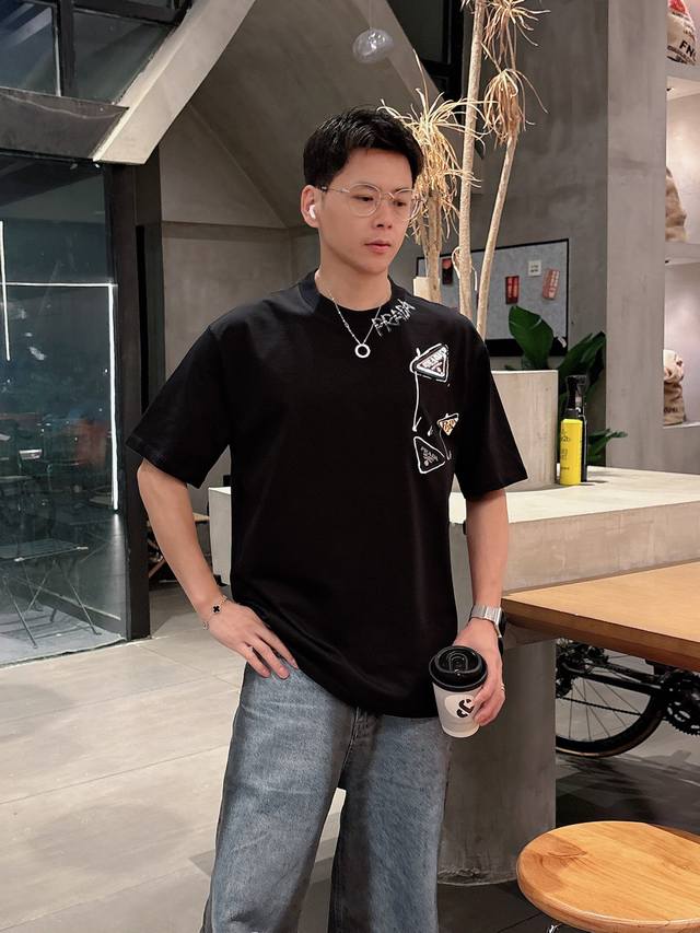 普拉达 三标齐全。 2025夏季新款最新品短袖T恤，专柜同步有售，原单狠货，时尚进口原版科技面料，上身舒适透气，原版定制五金辅料，上身帅气有型，三标齐全，推荐款