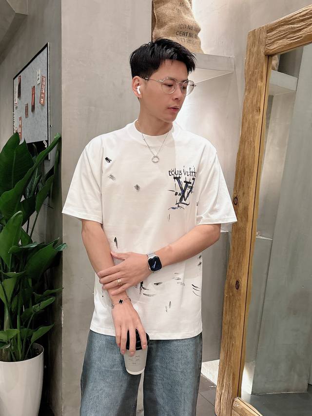 Lv 三标齐全。 2025夏季新款最新品短袖T恤，专柜同步有售，原单狠货，时尚进口原版科技面料，上身舒适透气，原版定制五金辅料，上身帅气有型，三标齐全，推荐款，