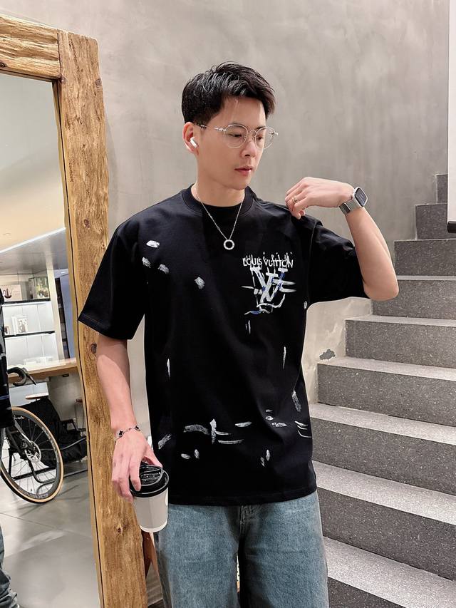 Lv 三标齐全。 2025夏季新款最新品短袖T恤，专柜同步有售，原单狠货，时尚进口原版科技面料，上身舒适透气，原版定制五金辅料，上身帅气有型，三标齐全，推荐款，
