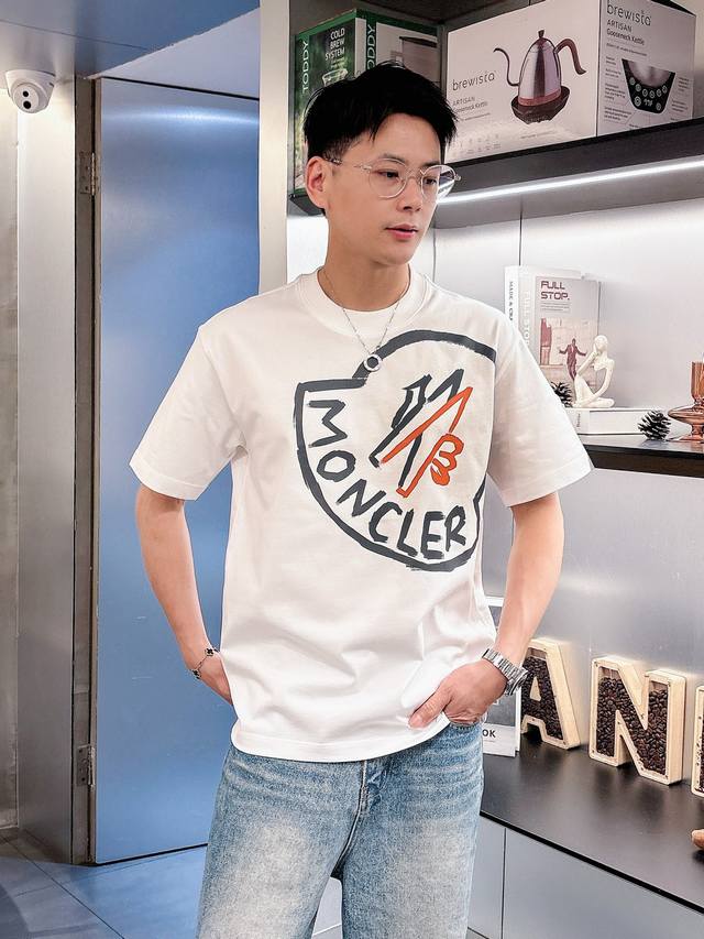 蒙口 三标齐全。 2025夏季新款最新品短袖T恤，专柜同步有售，原单狠货，时尚进口原版科技面料，上身舒适透气，原版定制五金辅料，上身帅气有型，三标齐全，推荐款，
