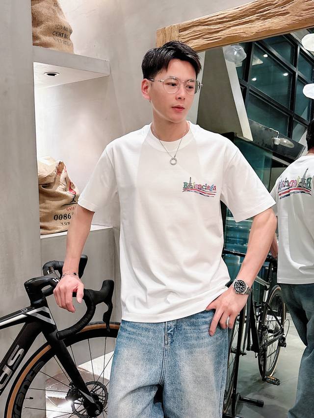 巴黎世家 三标齐全。 2025夏季新款最新品短袖T恤，专柜同步有售，原单狠货，时尚进口原版科技面料，上身舒适透气，原版定制五金辅料，上身帅气有型，三标齐全，推荐