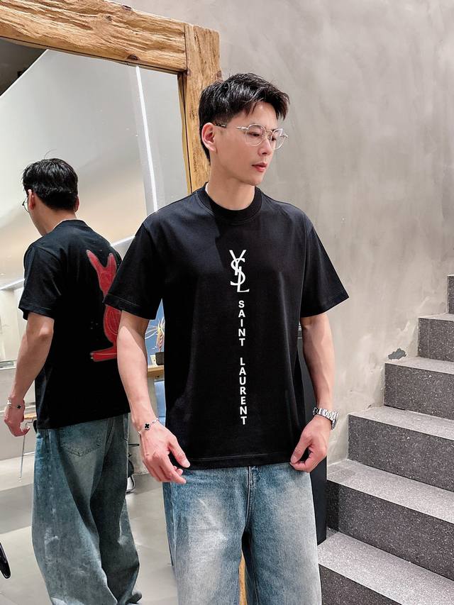 圣罗兰 三标齐全。 2025夏季新款最新品短袖T恤，专柜同步有售，原单狠货，时尚进口原版科技面料，上身舒适透气，原版定制五金辅料，上身帅气有型，三标齐全，推荐款