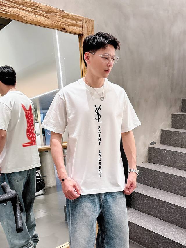 圣罗兰 三标齐全。 2025夏季新款最新品短袖T恤，专柜同步有售，原单狠货，时尚进口原版科技面料，上身舒适透气，原版定制五金辅料，上身帅气有型，三标齐全，推荐款