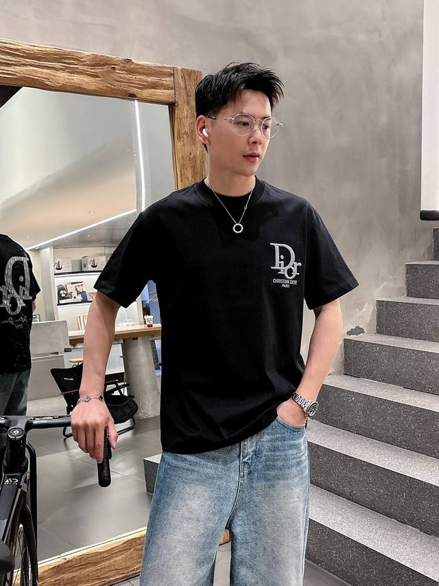 迪奥 三标齐全。 2025夏季新款最新品短袖T恤，专柜同步有售，原单狠货，时尚进口原版科技面料，上身舒适透气，原版定制五金辅料，上身帅气有型，三标齐全，推荐款，