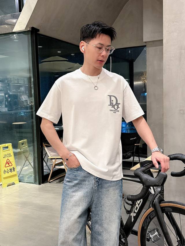 迪奥 三标齐全。 2025夏季新款最新品短袖T恤，专柜同步有售，原单狠货，时尚进口原版科技面料，上身舒适透气，原版定制五金辅料，上身帅气有型，三标齐全，推荐款，
