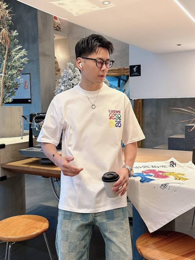 罗意威 三标齐全。 2025夏季新款最新品短袖T恤，专柜同步有售，原单狠货，时尚进口原版科技面料，上身舒适透气，原版定制五金辅料，上身帅气有型，三标齐全，推荐款