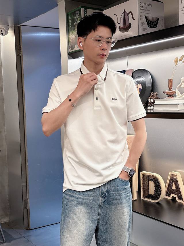 迪奥 高端货商务 白领 单位人士必入单品！ 休闲商务翻领短袖，科技面料，体感非常棒，手感顺滑质感很棒！弹性好，无任何束缚感，面料自带透气网孔，吸湿排汗，速干保持
