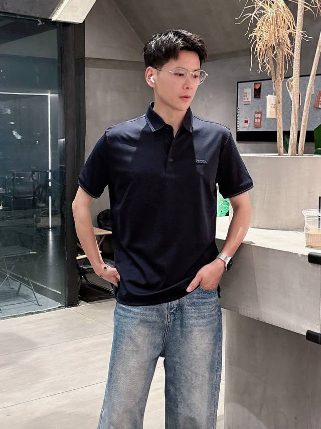 杰尼亚 高端货商务 白领 单位人士必入单品！ 休闲商务翻领短袖，科技面料，体感非常棒，手感顺滑质感很棒！弹性好，无任何束缚感，面料自带透气网孔，吸湿排汗，速干保