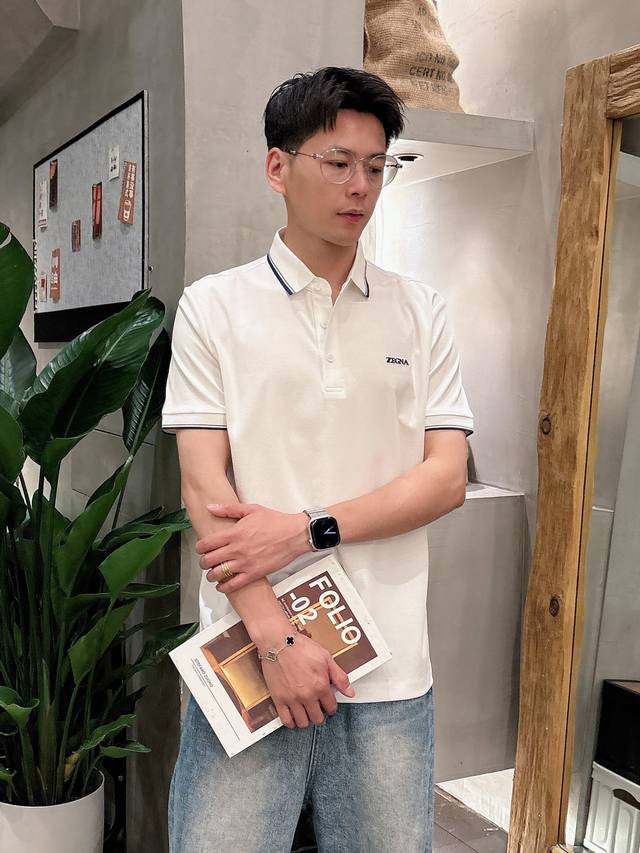 杰尼亚 高端货商务 白领 单位人士必入单品！ 休闲商务翻领短袖，科技面料，体感非常棒，手感顺滑质感很棒！弹性好，无任何束缚感，面料自带透气网孔，吸湿排汗，速干保