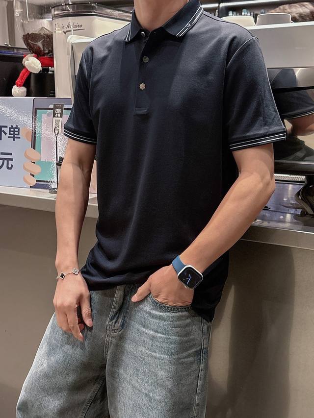 Tf 高端货商务 白领 单位人士必入单品！ 休闲商务翻领短袖，科技面料，体感非常棒，手感顺滑质感很棒！弹性好，无任何束缚感，面料自带透气网孔，吸湿排汗，速干保持
