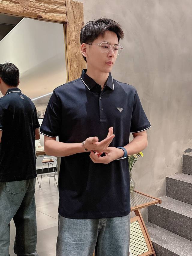 阿玛尼 高端货商务 白领 单位人士必入单品！ 休闲商务翻领短袖，科技面料，体感非常棒，手感顺滑质感很棒！弹性好，无任何束缚感，面料自带透气网孔，吸湿排汗，速干保