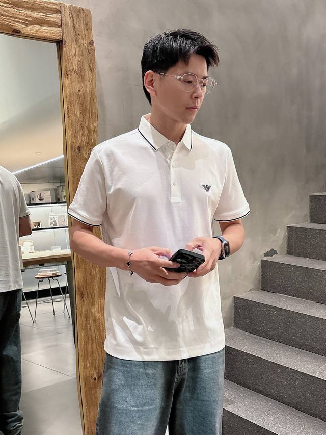 阿玛尼 高端货商务 白领 单位人士必入单品！ 休闲商务翻领短袖，科技面料，体感非常棒，手感顺滑质感很棒！弹性好，无任何束缚感，面料自带透气网孔，吸湿排汗，速干保
