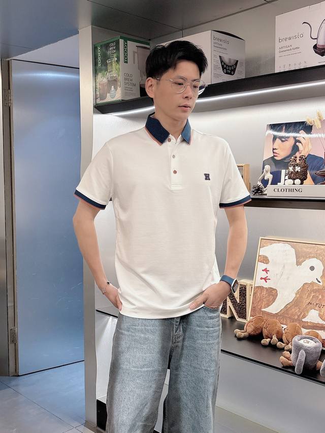 爱马仕 高端货商务 白领 单位人士必入单品！ 休闲商务翻领短袖，科技面料，体感非常棒，手感顺滑质感很棒！弹性好，无任何束缚感，面料自带透气网孔，吸湿排汗，速干保