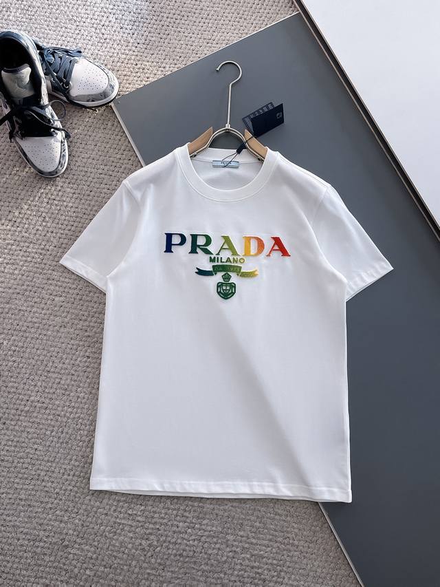 Pra普拉达高定面料 2025春夏新品上市时尚经典圆领短袖时尚单品设计，更加时尚舒适，高标准定制，上身非常有型，采用重磅280G双纱精梳棉材质 面料质感非常细腻