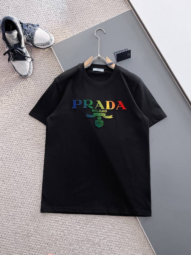 Pra普拉达高定面料 2025春夏新品上市时尚经典圆领短袖时尚单品设计，更加时尚舒适，高标准定制，上身非常有型，采用重磅280G双纱精梳棉材质 面料质感非常细腻