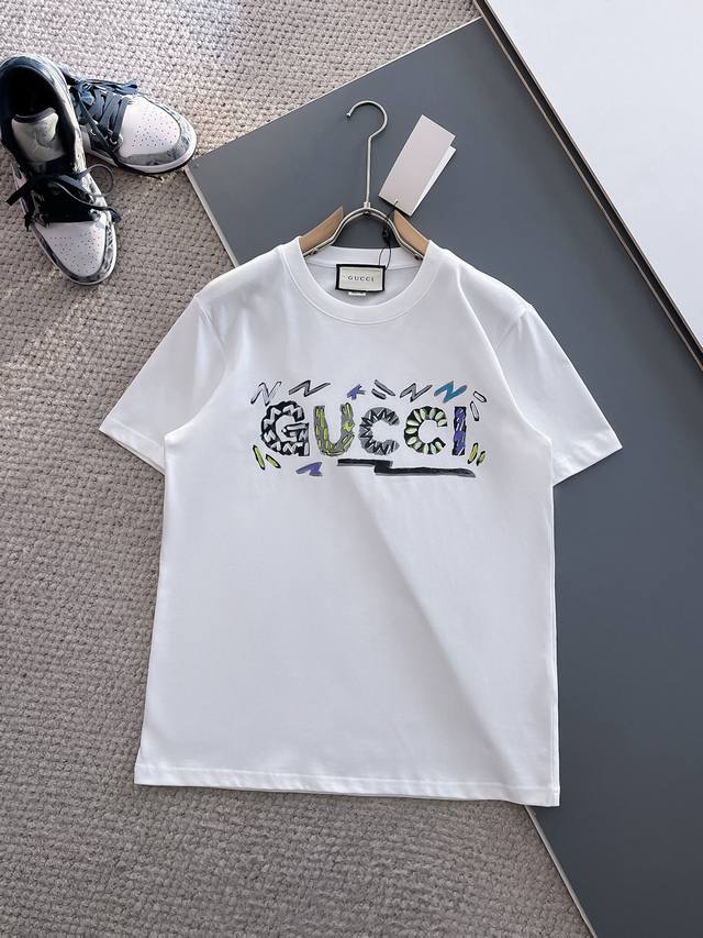 Gucci古驰高定面料 2025春夏新品上市时尚经典圆领短袖时尚单品设计，更加时尚舒适，高标准定制，上身非常有型，采用重磅280G双纱精梳棉材质 面料质感非常细