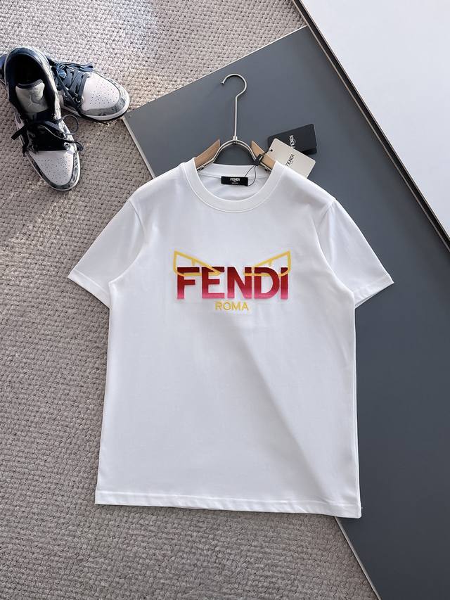Fen芬迪高定面料 2025春夏新品上市时尚经典圆领短袖时尚单品设计，更加时尚舒适，高标准定制，上身非常有型，采用重磅280G双纱精梳棉材质 面料质感非常细腻，