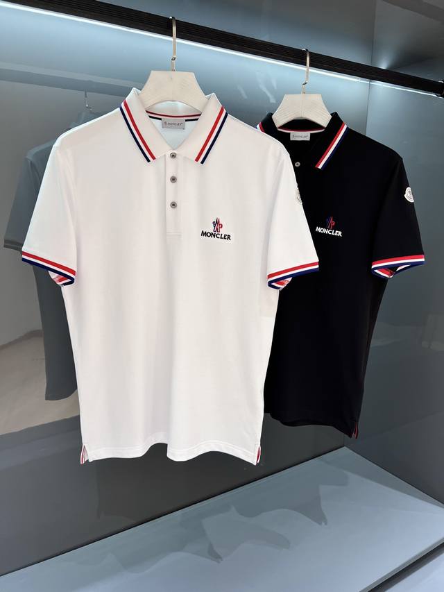 新品 2025Ss春夏新品男士翻领Polo衫 这款翻领T恤是Monc*Er 这款T恤采用珠地网眼针织面料制成，经典Polo衫短袖款式。常规版型设计，胸前饰有标志