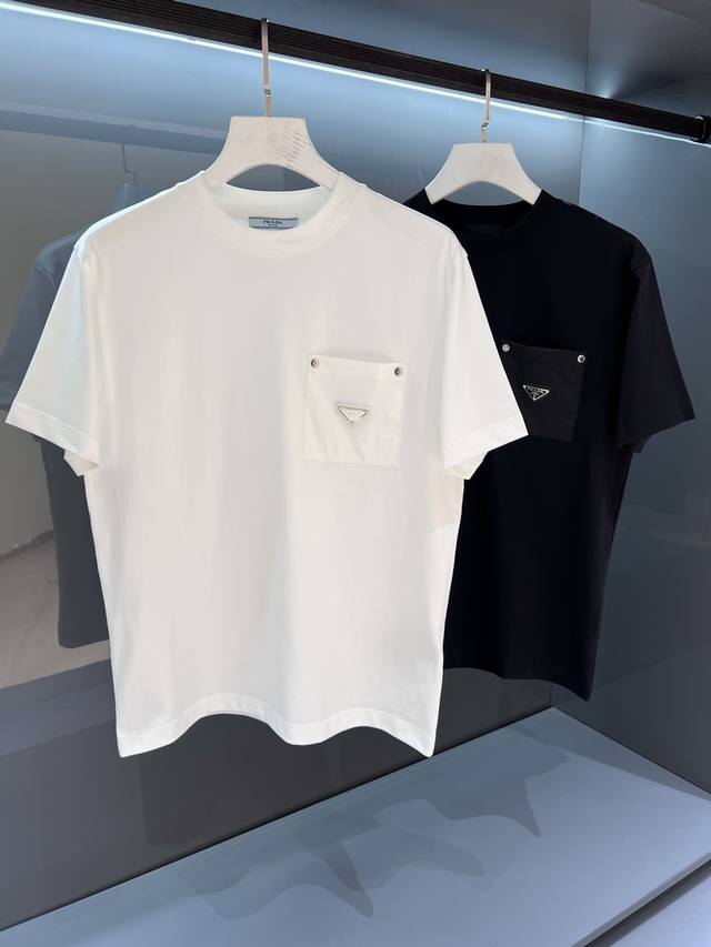 新品 值得入手 简约时尚格调来自Pd的新秀丽作. 贸易渠道货品,为数稀少！ 2025Sspr*Da 口袋饰带装饰标识 男士圆领短袖T恤 常规直裁设计,兼具个性时