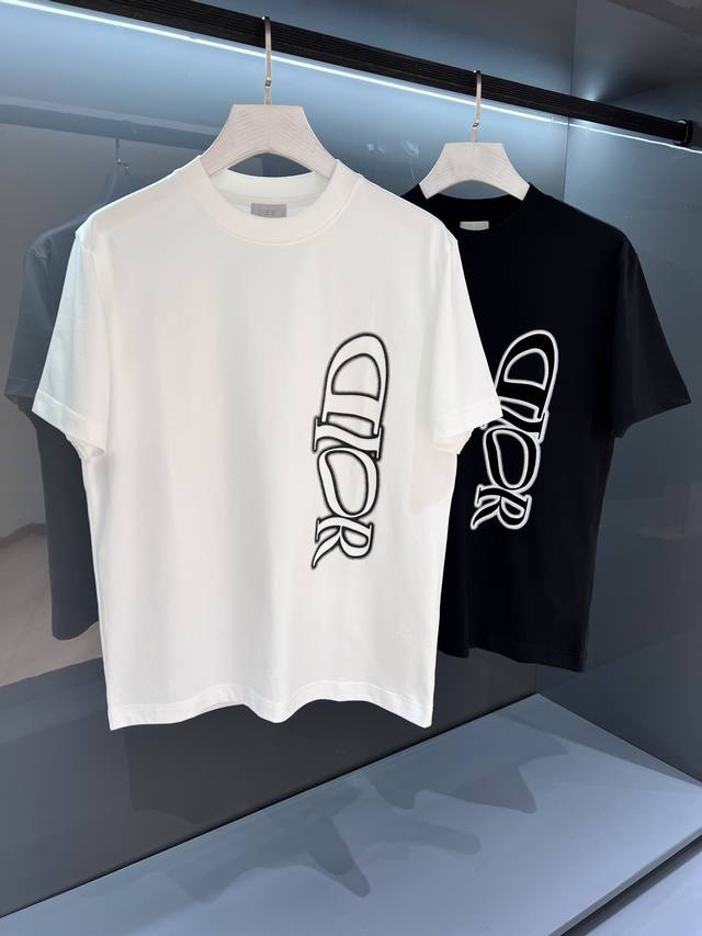 新品 2025Ss夏季新品 Di*R 标识刺绣短袖T恤 高超的时尚魅力风范,特立独行的艺术气息. 客供密纺针织棉面料,细腻有序的针织工艺保留了最初的那份柔软质感