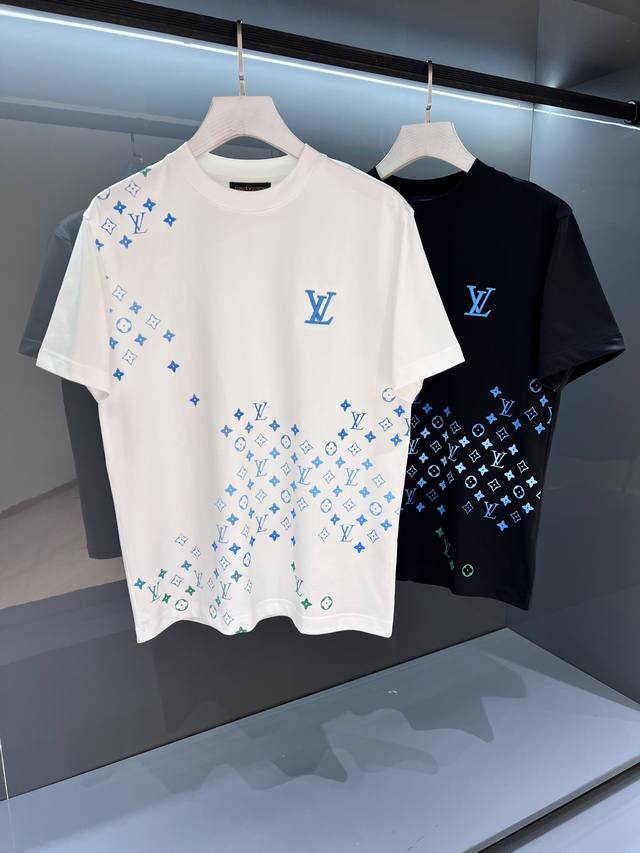 新品 2025Ss春夏驴 刺绣Logo男士圆领印花短袖T 恤 时尚的新高端,渠道货品数量稀少 ！ 逐渐在胸前勾勒 标识轮廓。密纺棉质针织裁出经典版型，搭配罗纹领